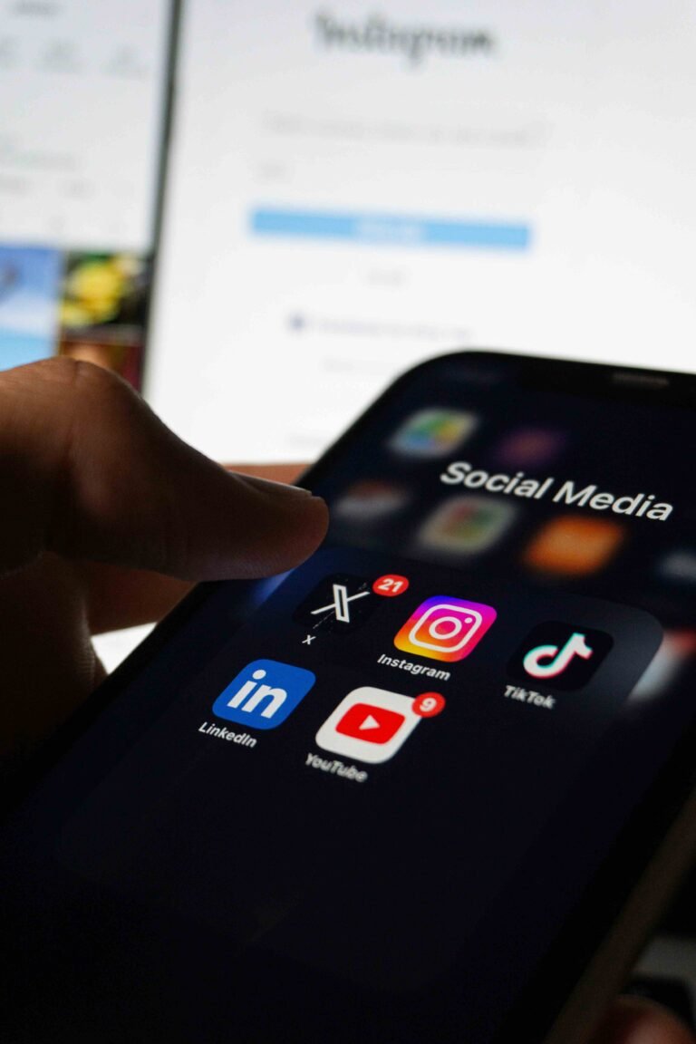 User engaging with social media platforms like Instagram, YouTube, LinkedIn and TikTok for Bersolden campaign